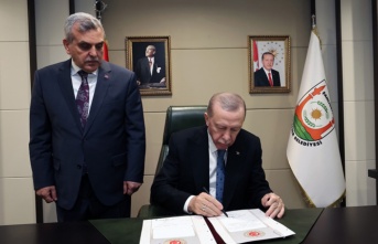 CUMHURBAŞKANI ERDOĞAN SEVGİSİNE YAPMURDA ENGEL OLAMADI